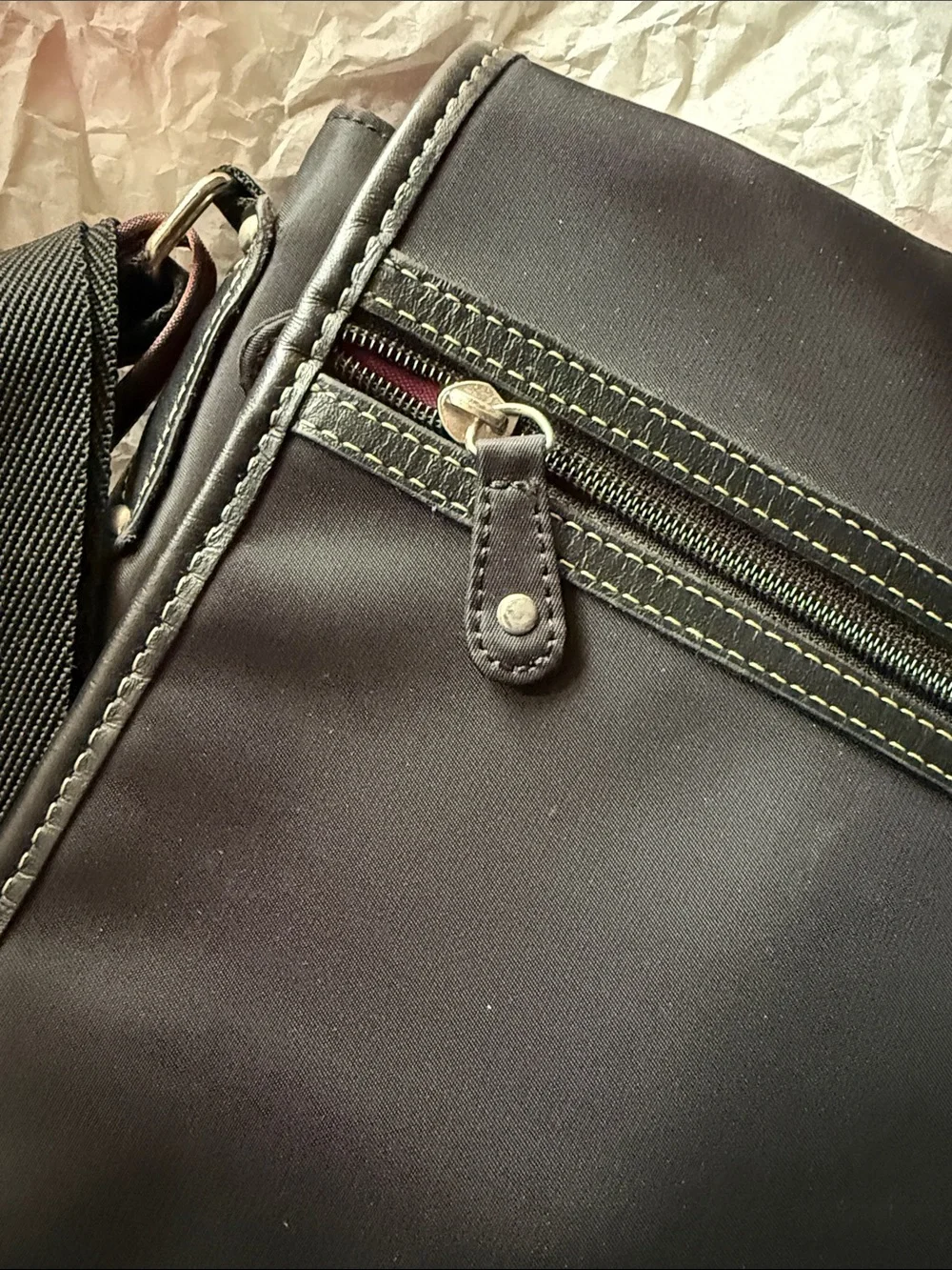 Very gently used Targus Laptop/ Messenger Bag. Pink plaid design.